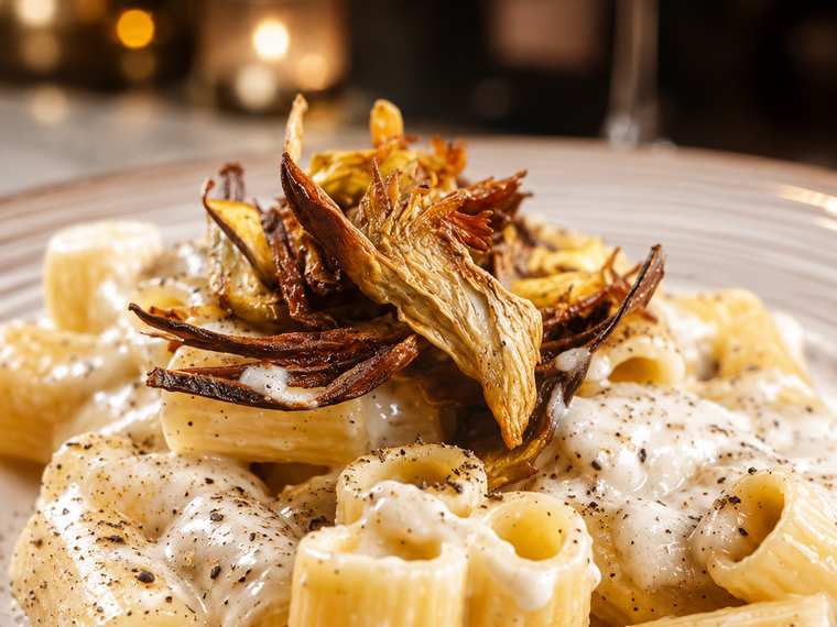 Rigatoni cacio e pepe con carciofi croccanti a lume di candela