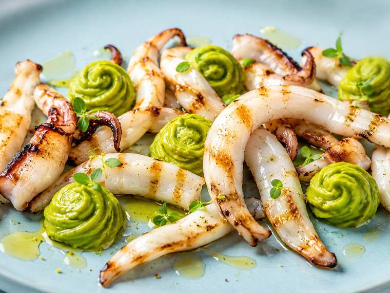 Calamari grigliati con ciuffi di crema di piselli e maggiorana
