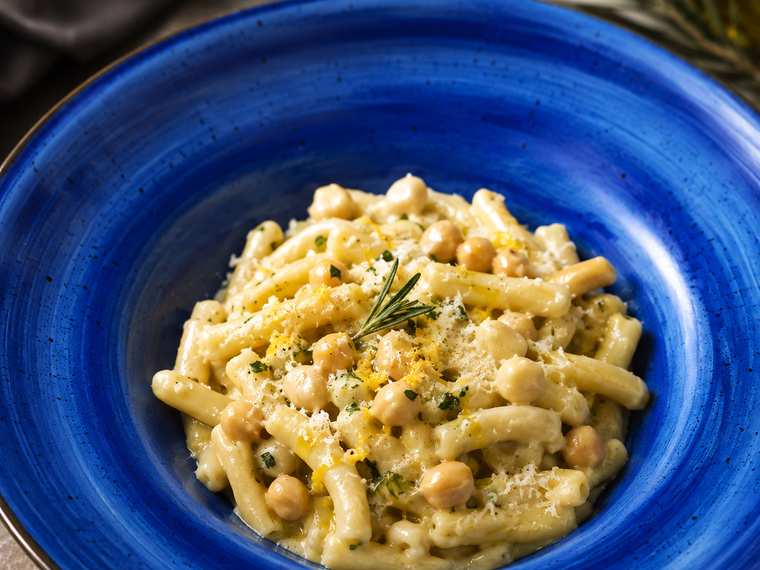 Piatto di casarecce con ceci e rosmarino, servito in una fondina blu