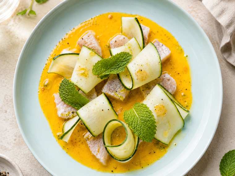 Crudo di pesce con nastri di zucchina, menta e salsa agli agrumi